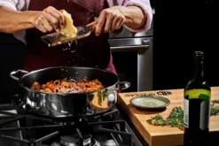 Buffétgryte/Sautégryte med lokk 6,6l hybrid-Hexclad New