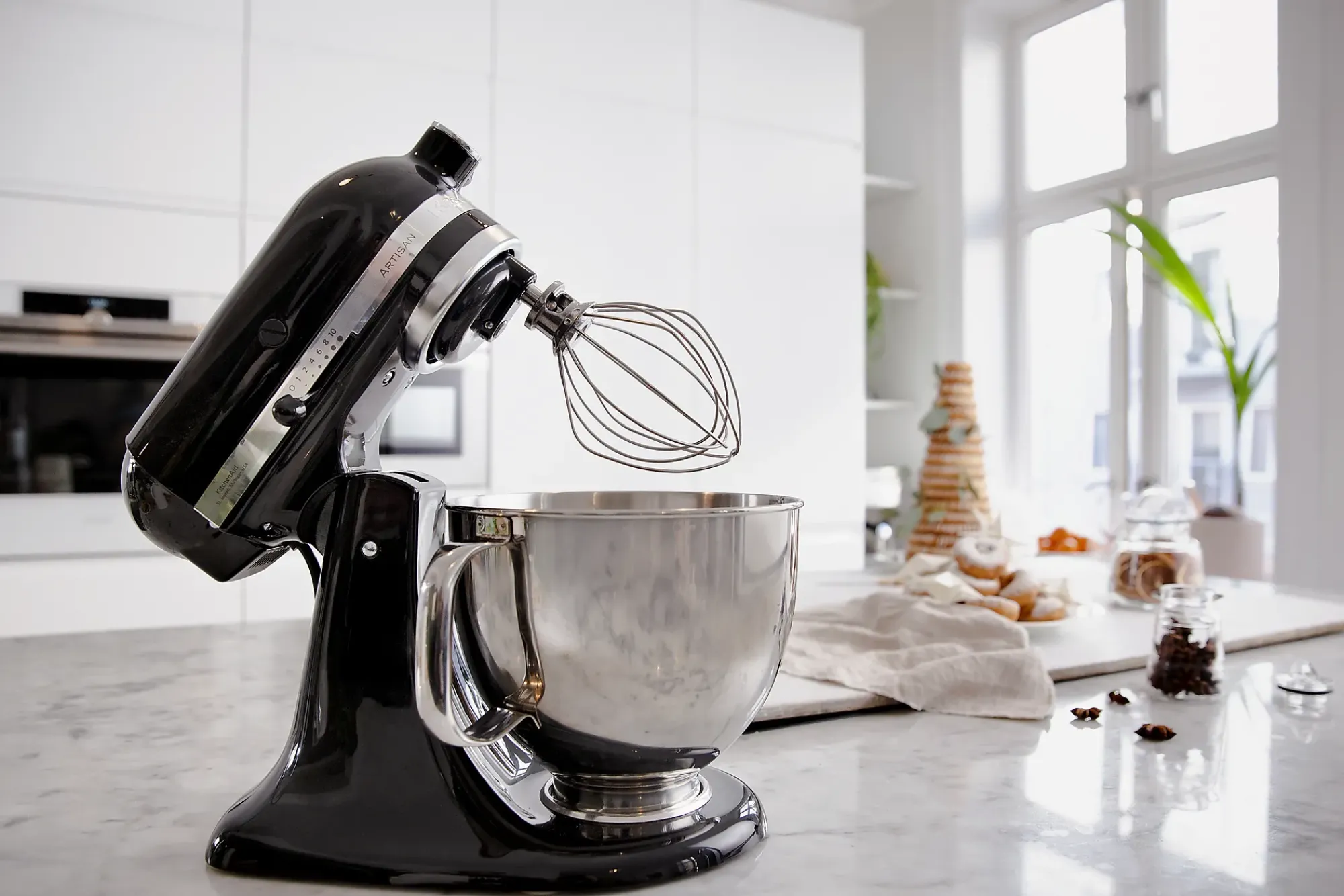 KJØKKENMASKIN SORT 4,8L ARTISAN MED VIPPEHODE-Kitchenaid Hot