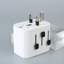 REISEADAPTER TIL DE FLESTE UTTAK INKL 3xUSB JORDET- Discount