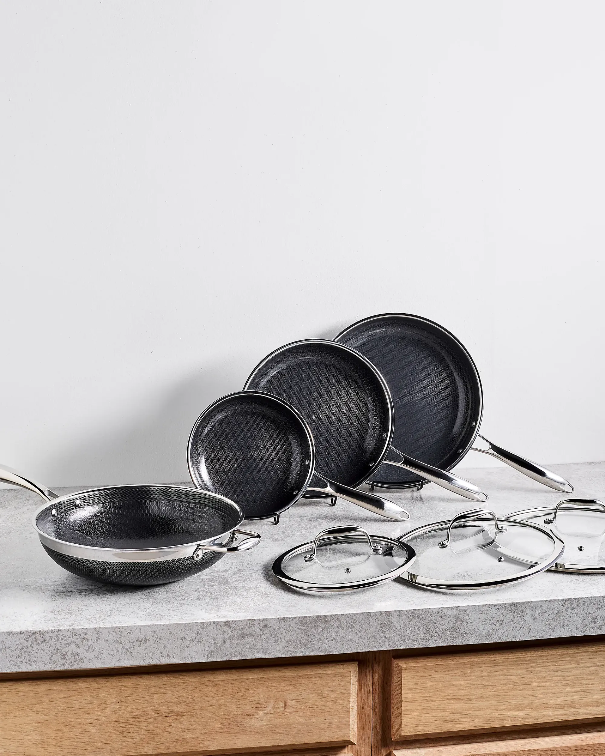 Stekepannesett hybrid med 3 stekepanner 1 Wok og 3 lokk-Hexclad New